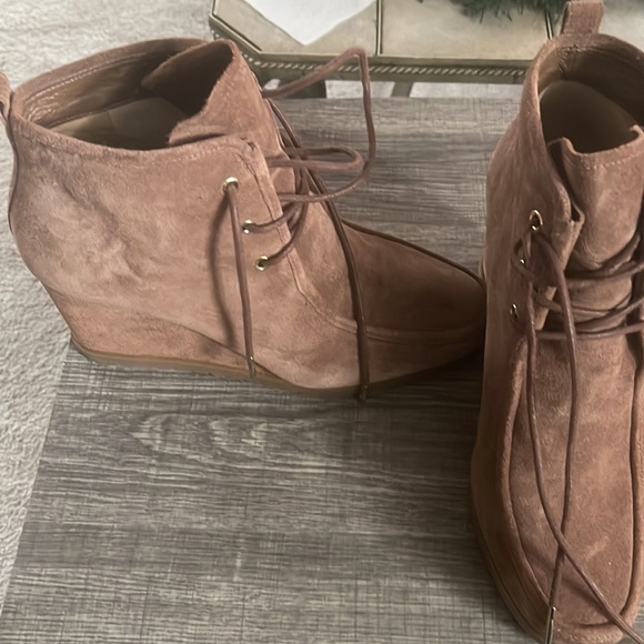 Beautiful Color Kamel Brand New … Worn Once..Comfortable and Classy! - Picture 2 of 6